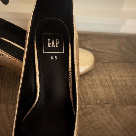 GAP Metallic Gold Heels - Picture 3 of 6
